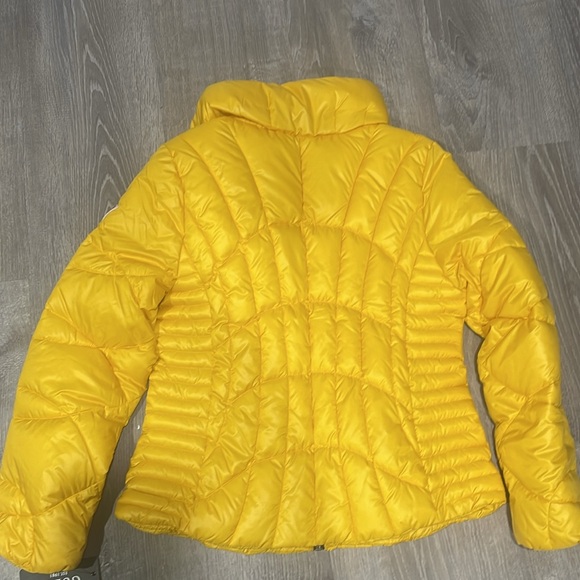 Guess yellow jacket size L New with tags - Picture 3 of 3
